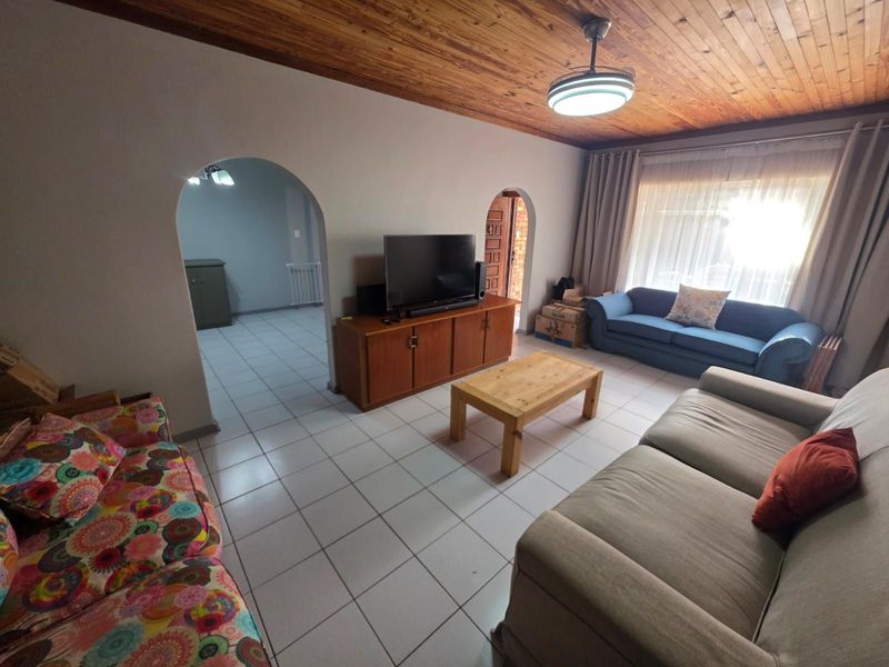 House For Sale in South Ridge - Photo 3