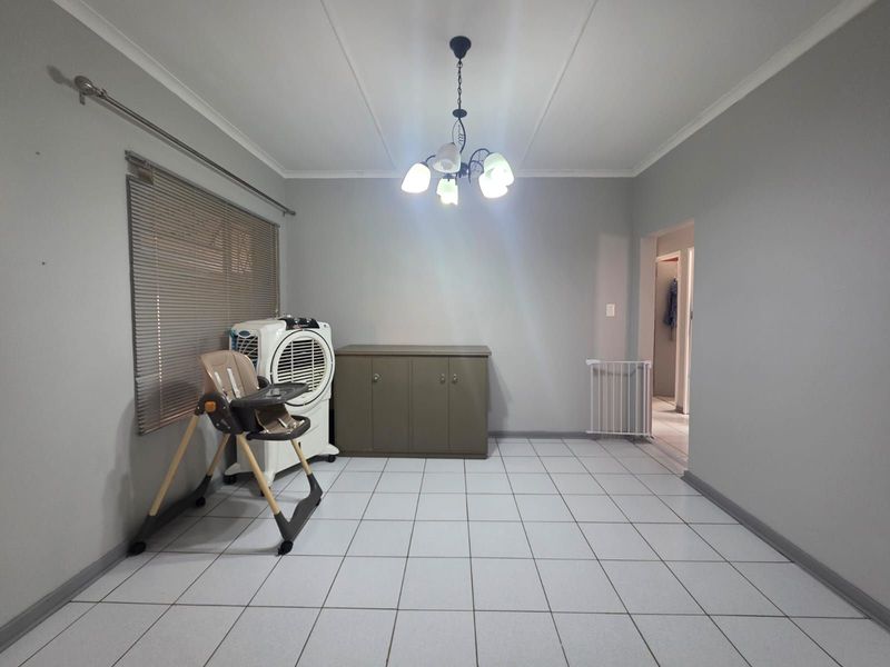 House For Sale in South Ridge - Photo 4