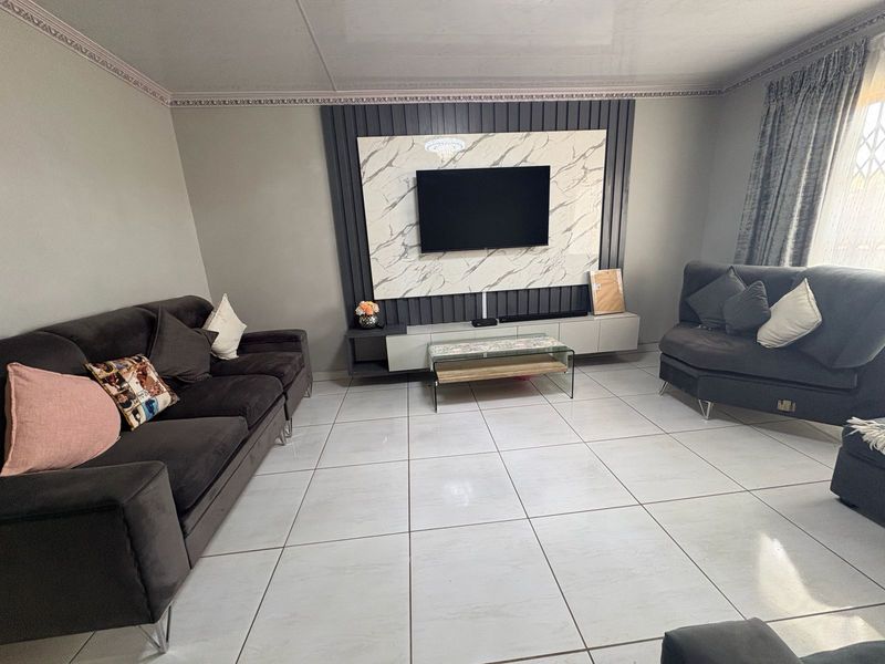House For Sale in Roodepan - Photo 4