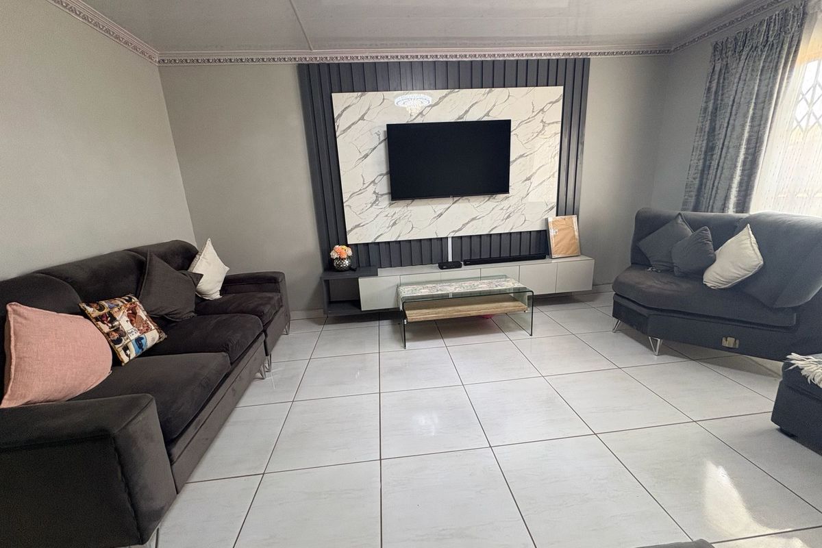 House For Sale in Roodepan - Photo 4