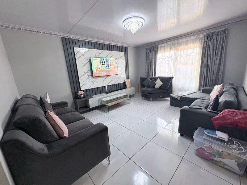House For Sale in Roodepan - Photo 3