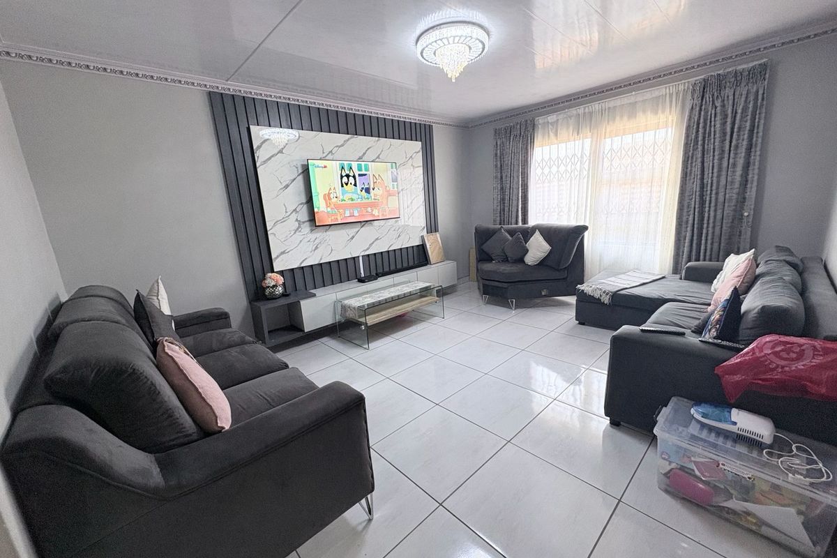 House For Sale in Roodepan - Photo 3