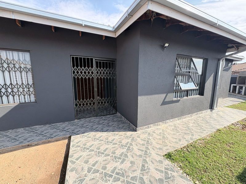 House For Sale in Roodepan - Photo 1