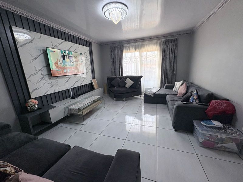 House For Sale in Roodepan - Photo 2