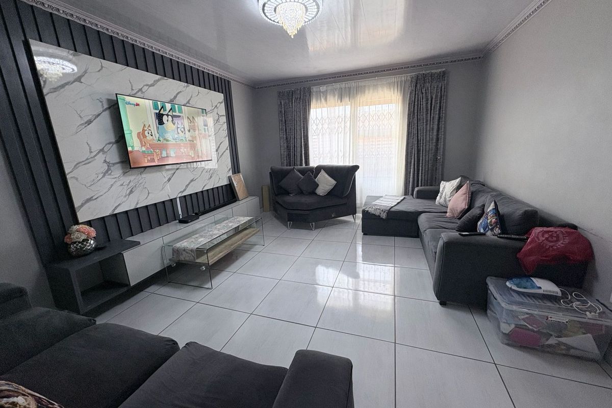 House For Sale in Roodepan - Photo 2