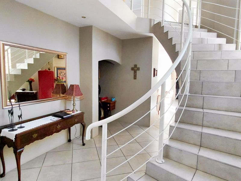 House For Sale in West Bank - Photo 3