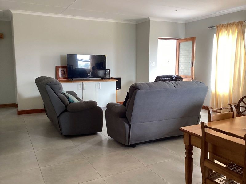 House For Sale in Albertinia Central - Photo 5
