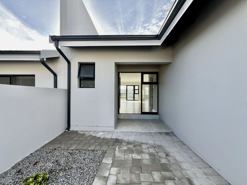 House For Sale in Fraaiuitsig - Photo 3