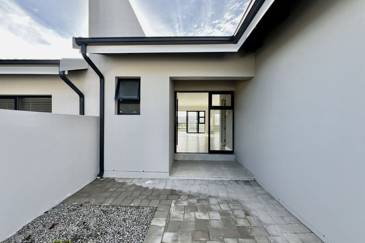 House For Sale in Fraaiuitsig - Photo 3