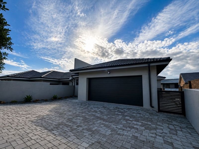 House For Sale in Fraaiuitsig - Photo 2