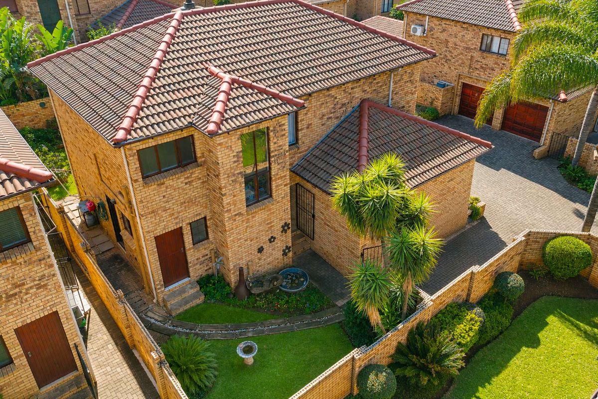Townhouse For Sale in Willowbrook - Photo 3