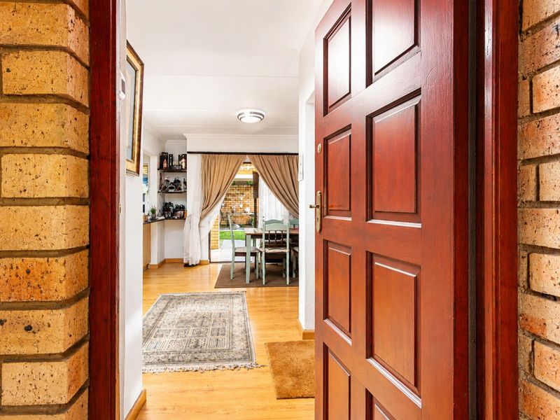 Townhouse For Sale in Willowbrook - Photo 6