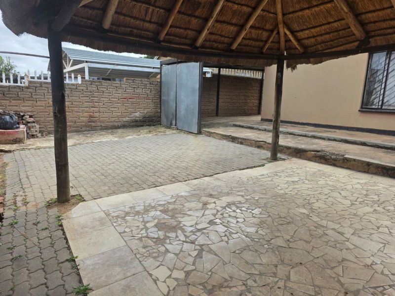 House For Sale in Soshanguve Ext - Photo 2