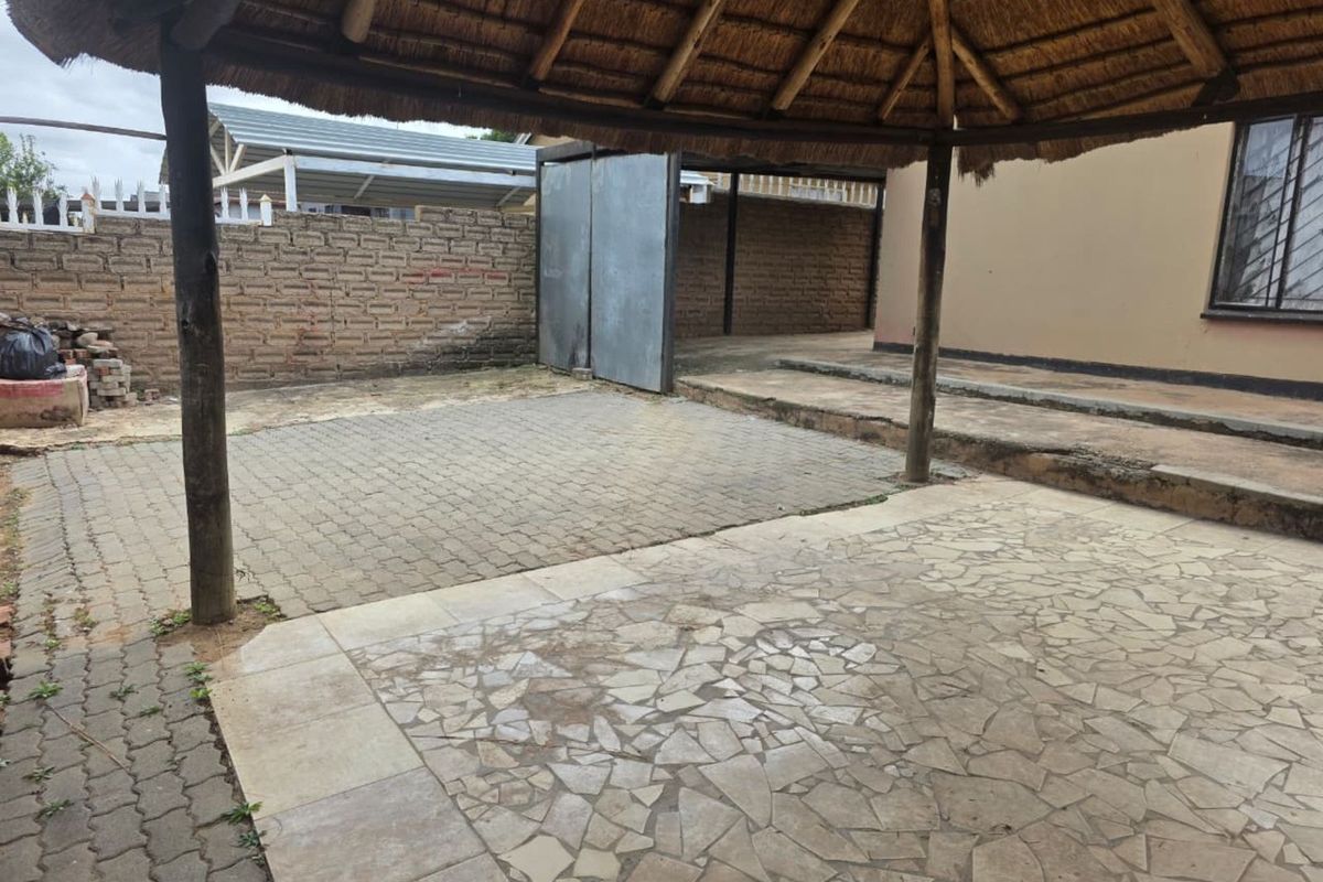 House For Sale in Soshanguve Ext - Photo 2