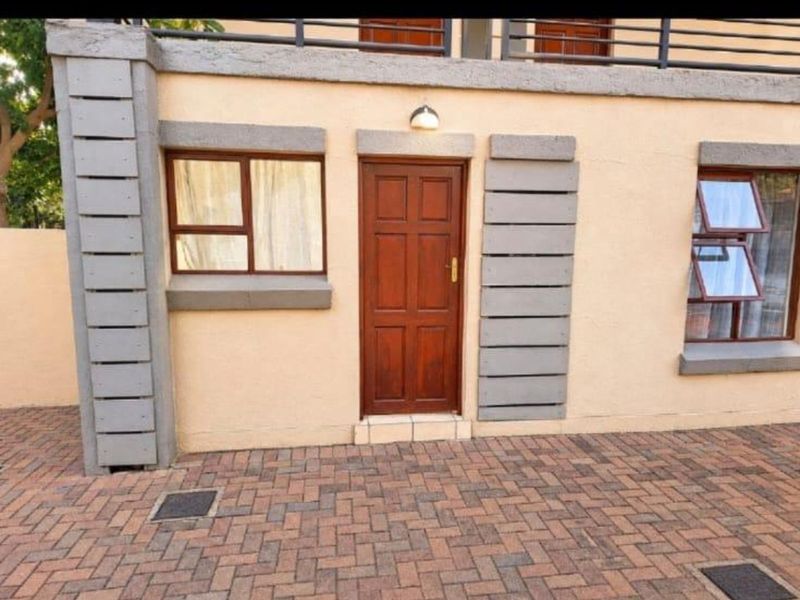House For Sale in Thornhill - Photo 1