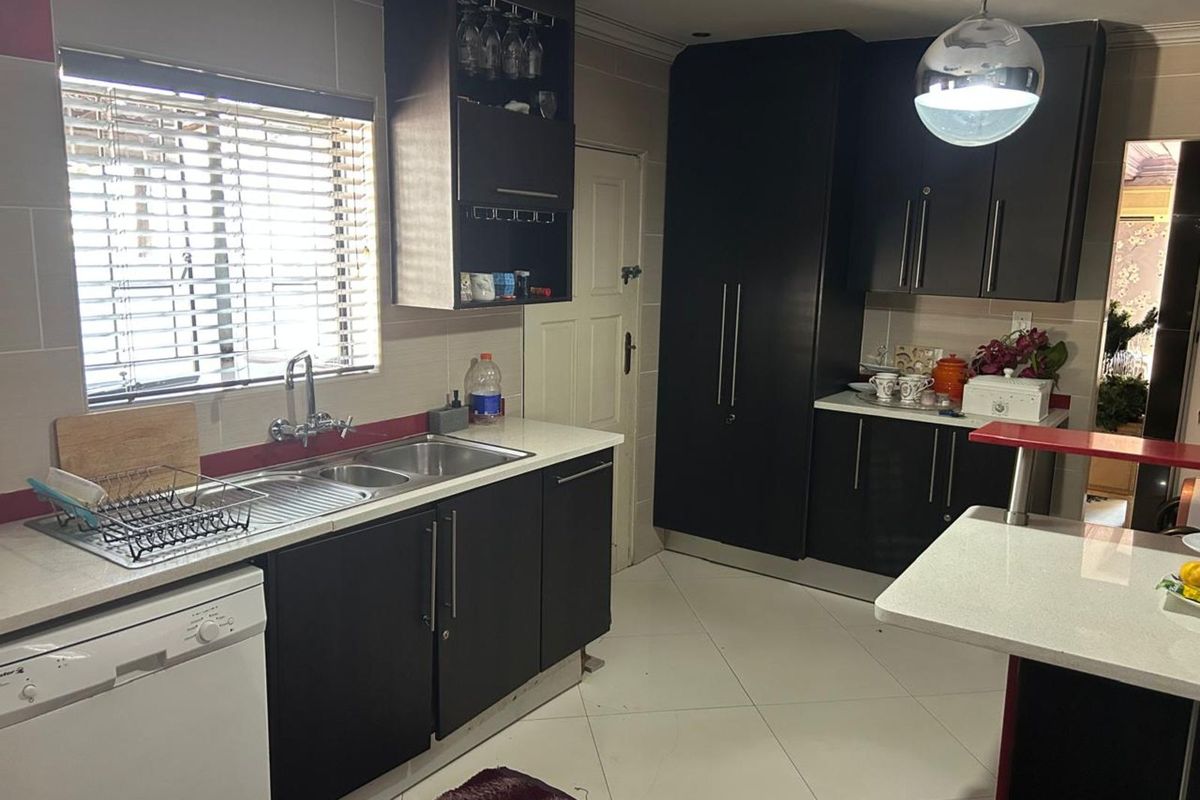 House For Sale in Silverton - Photo 2