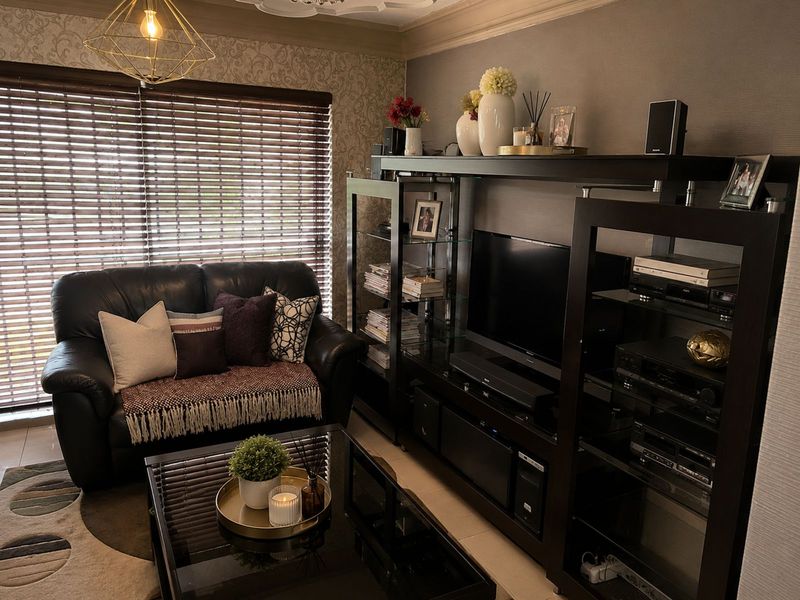 House For Sale in Silverton - Photo 10