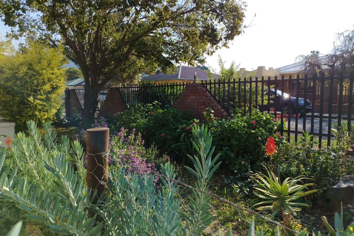 House For Sale in Graaff-Reinet Central - Photo 5