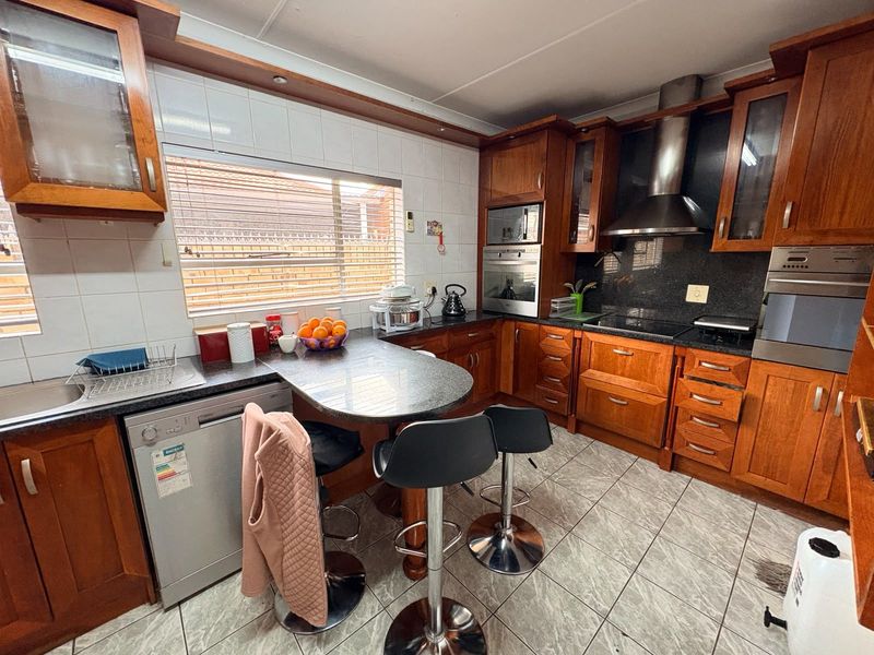 House For Sale in Roylglen Gardens - Photo 9