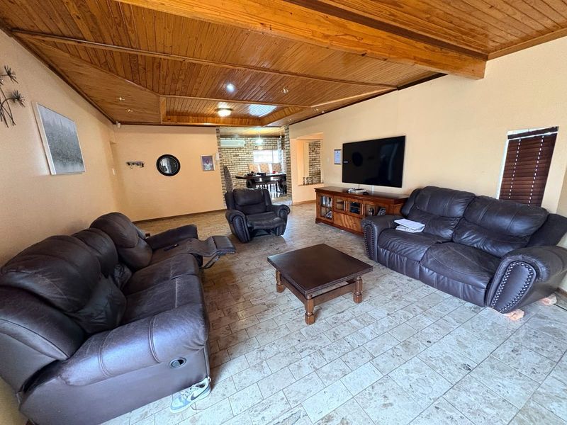 House For Sale in Roylglen Gardens - Photo 8