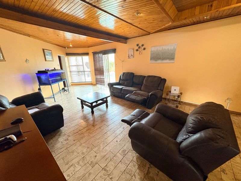 House For Sale in Roylglen Gardens - Photo 7