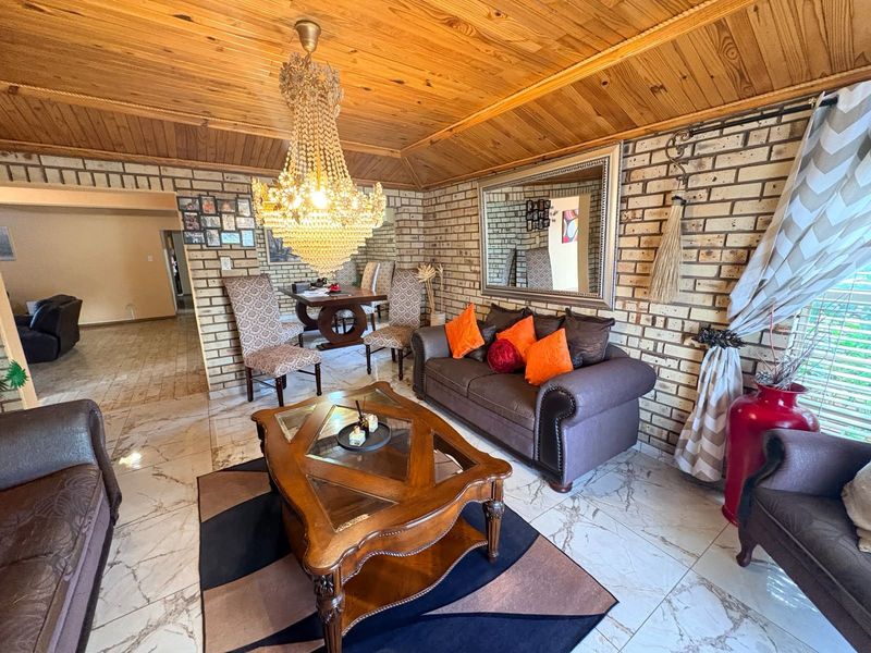 House For Sale in Roylglen Gardens - Photo 3