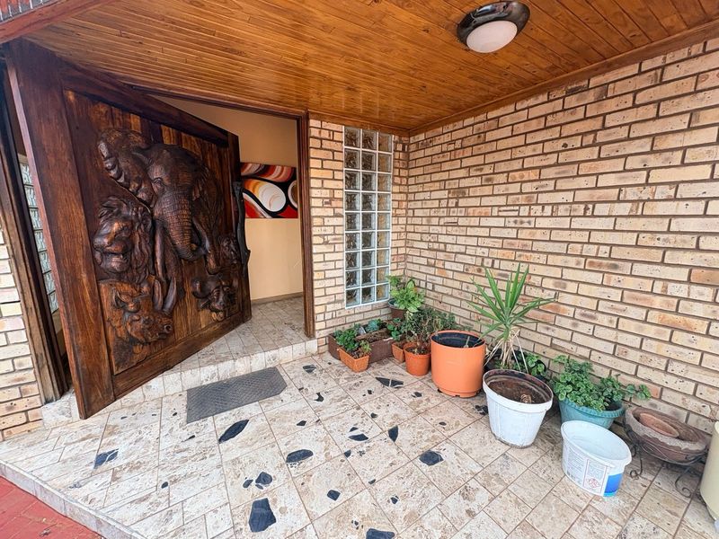 House For Sale in Roylglen Gardens - Photo 2