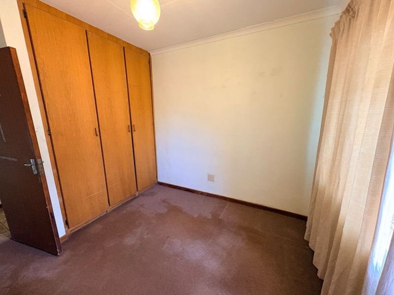 Townhouse For Sale in Camelot - Photo 10
