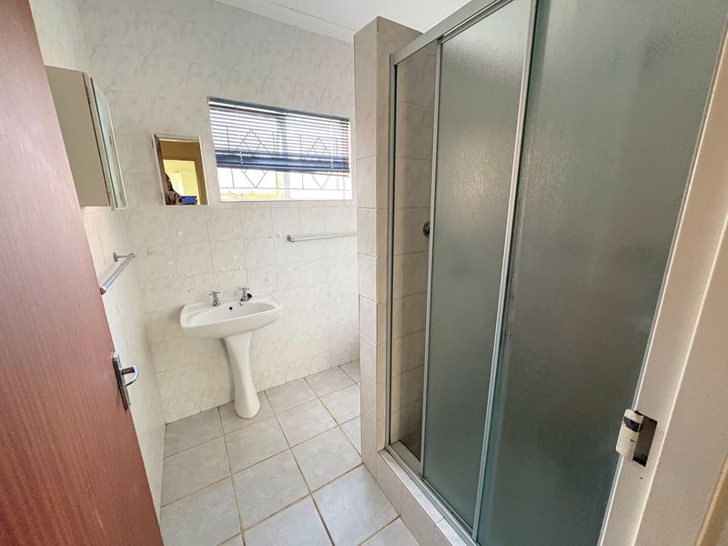 Townhouse For Sale in Camelot - Photo 9