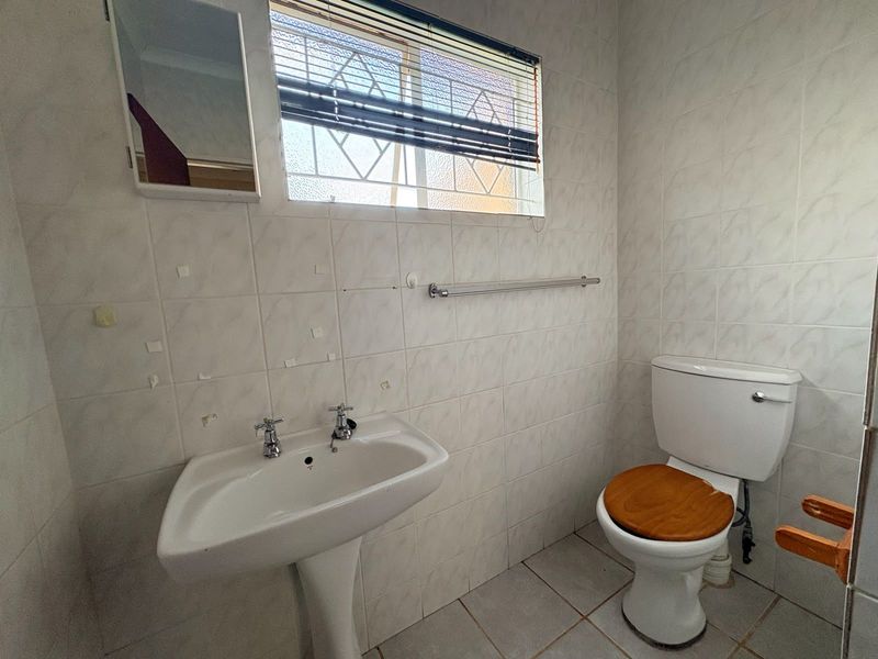 Townhouse For Sale in Camelot - Photo 8