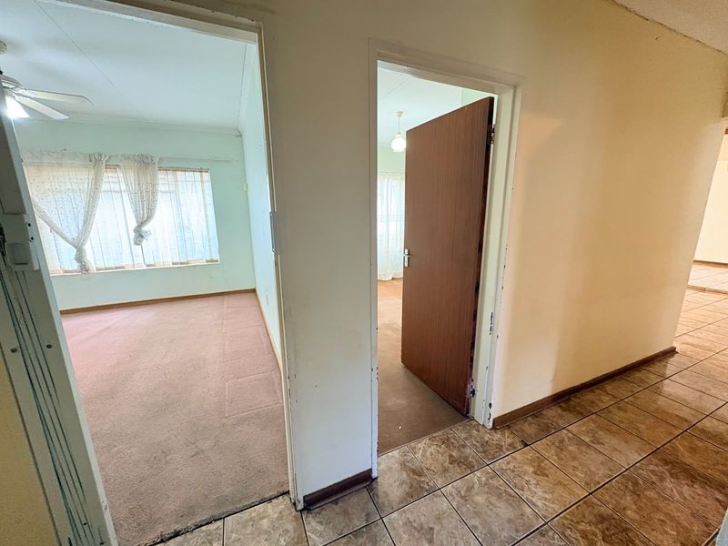 Townhouse For Sale in Camelot - Photo 7