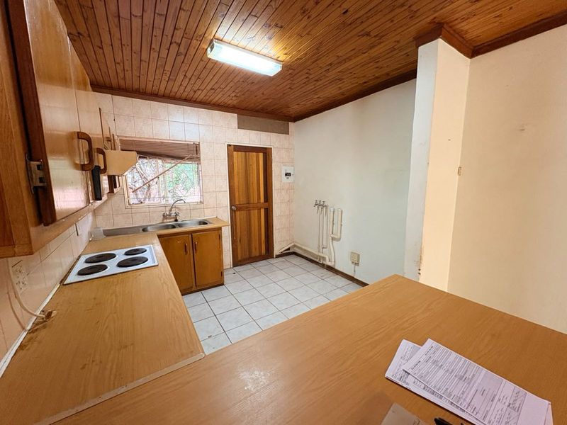 Townhouse For Sale in Camelot - Photo 4