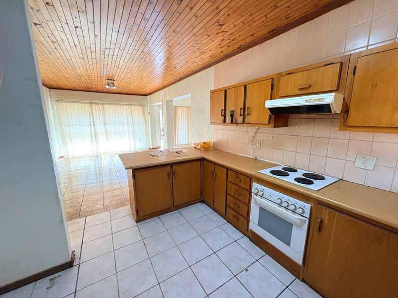 Townhouse For Sale in Camelot - Photo 5