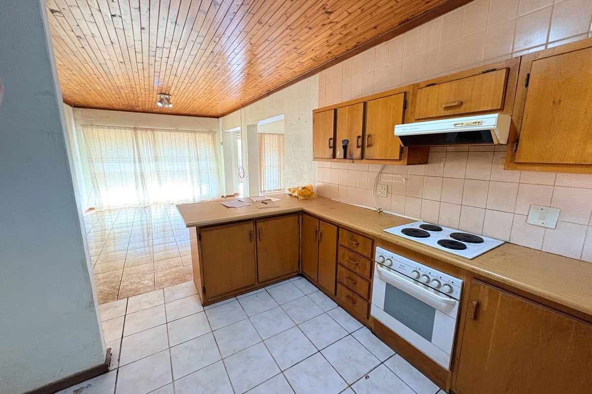 Townhouse For Sale in Camelot - Photo 5