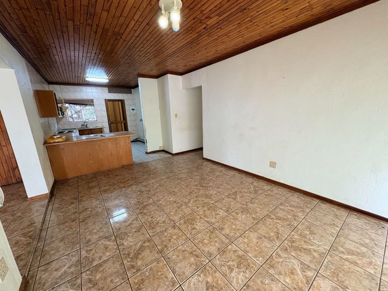 Townhouse For Sale in Camelot - Photo 6