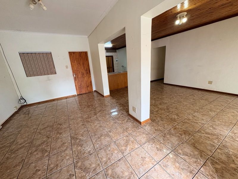 Townhouse For Sale in Camelot - Photo 2