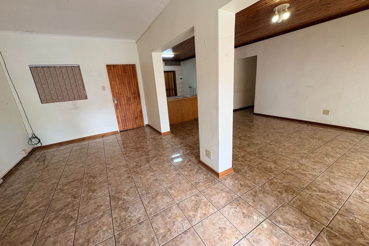 Townhouse For Sale in Camelot - Photo 2