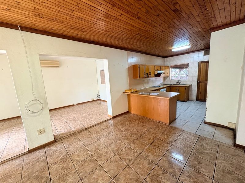Townhouse For Sale in Camelot - Photo 3