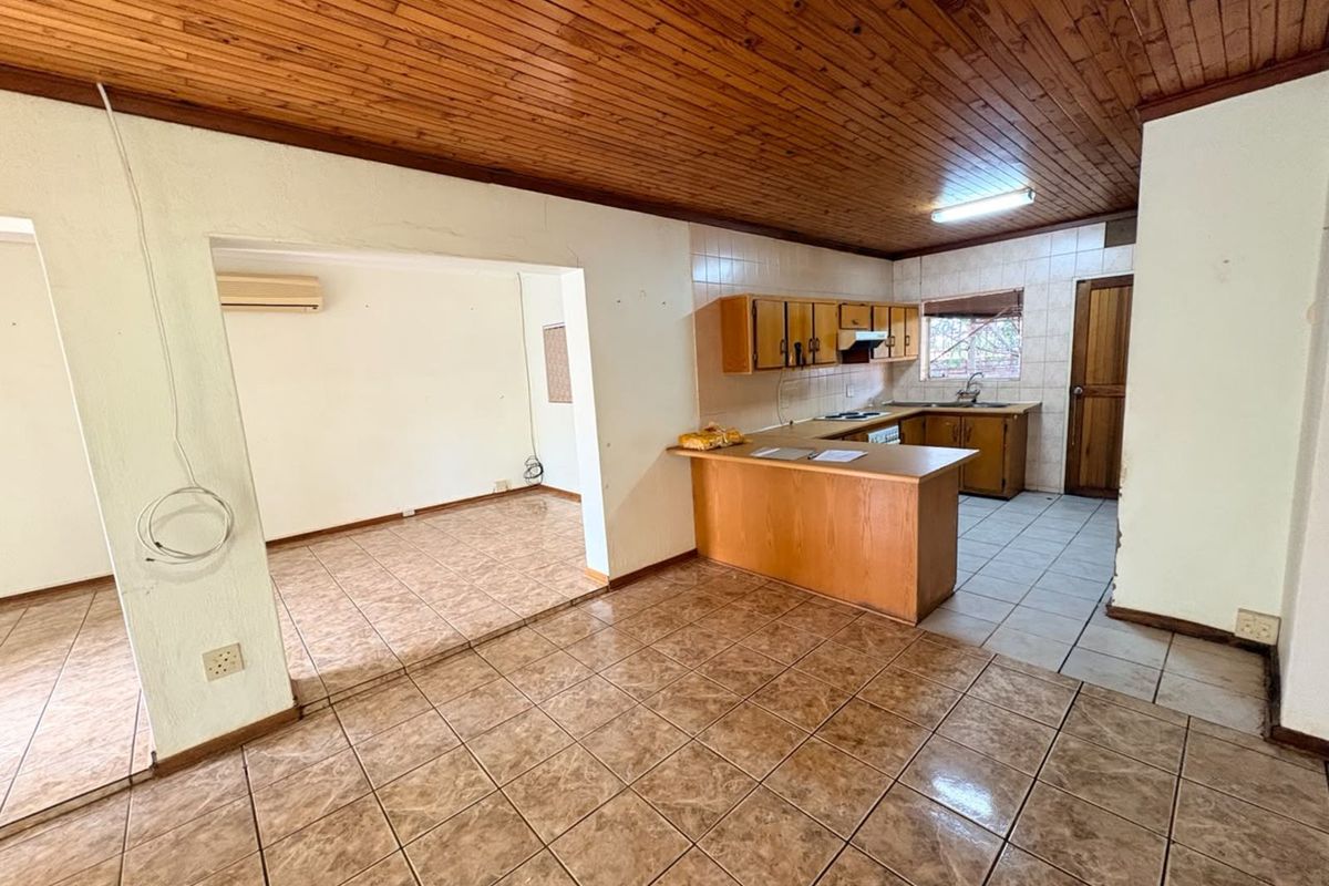 Townhouse For Sale in Camelot - Photo 3