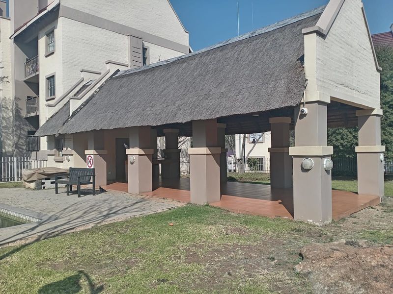 Apartment For Sale in Sundowner - Photo 2