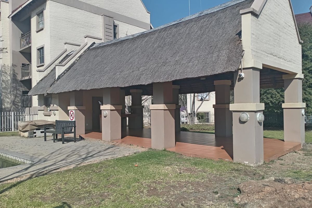 Apartment For Sale in Sundowner - Photo 2