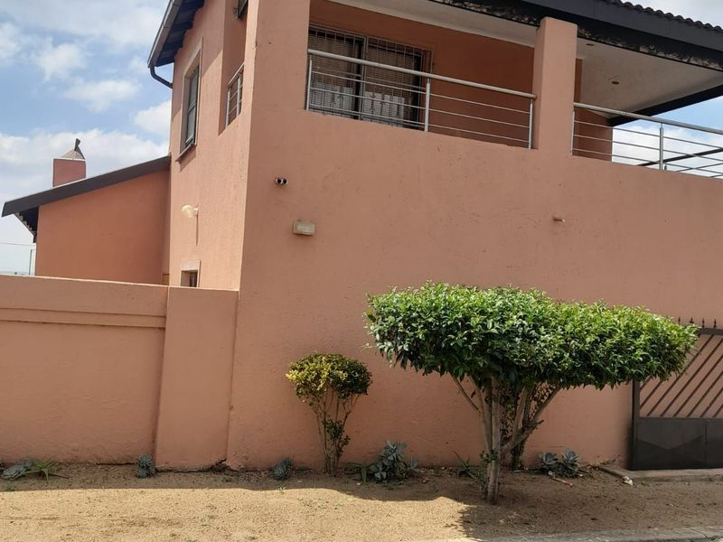 House For Sale in Olievenhoutbosch - Photo 4