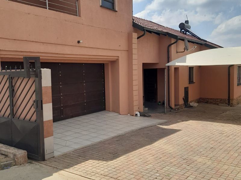House For Sale in Olievenhoutbosch - Photo 2
