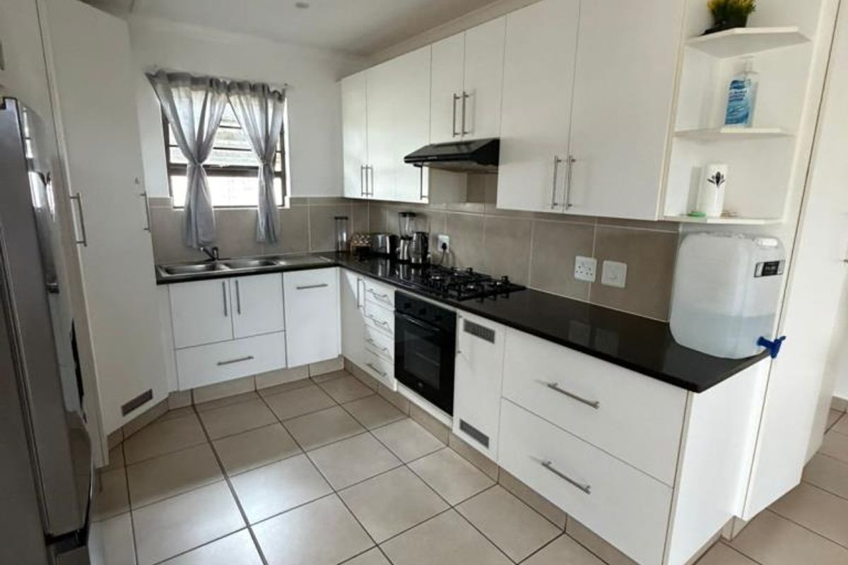 Beautiful 3 Bedroom Townhouse in Laila Sands, Gonubie - Photo 3