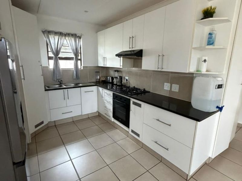 Beautiful 3 Bedroom Townhouse in Laila Sands, Gonubie - Photo 3