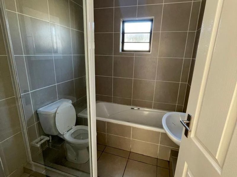 Neat two-bedroom townhouse in Dayna Crescent, Gonubie  - Photo 8