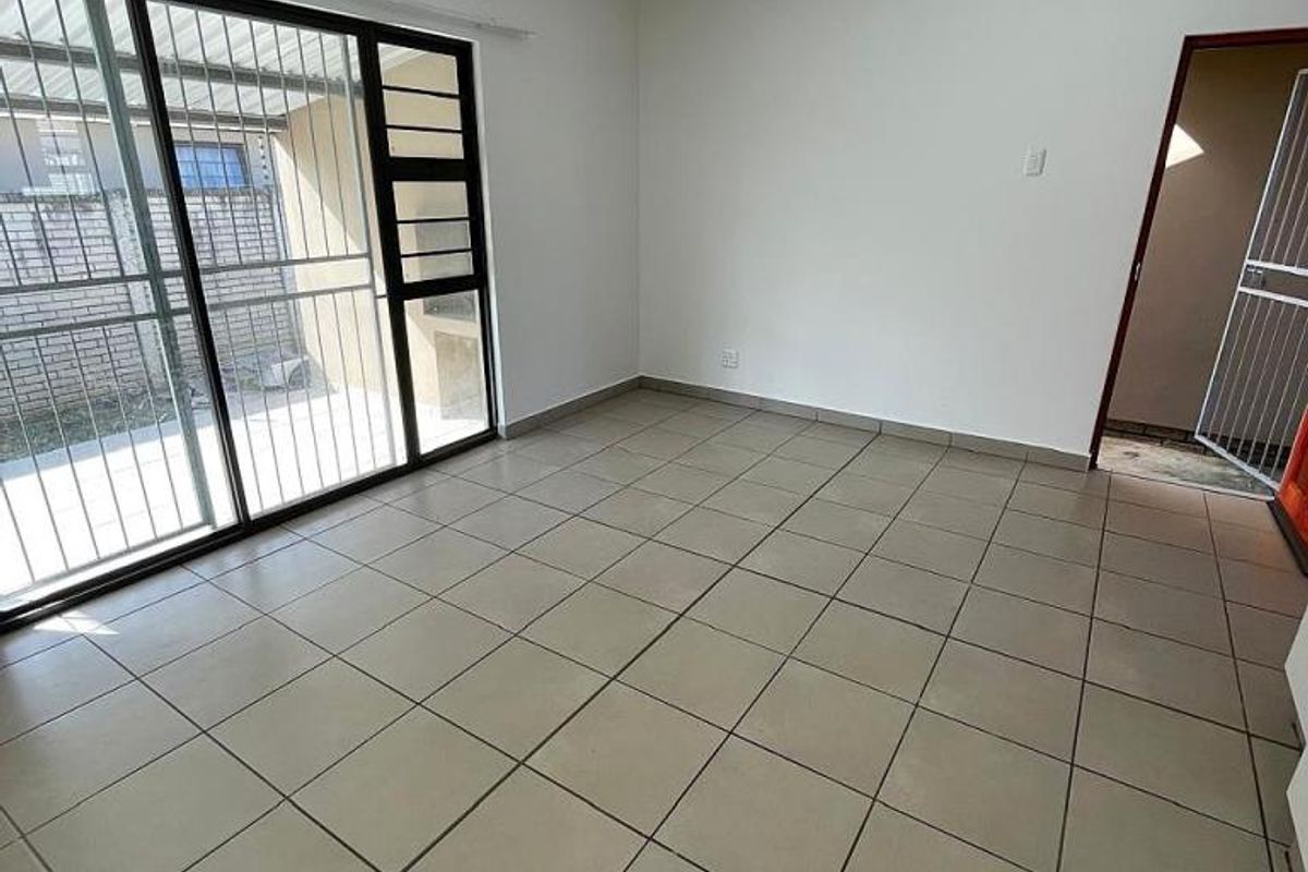 Neat two-bedroom townhouse in Dayna Crescent, Gonubie  - Photo 4