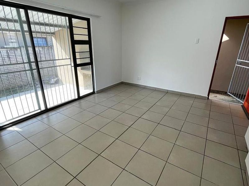 Neat two-bedroom townhouse in Dayna Crescent, Gonubie  - Photo 4