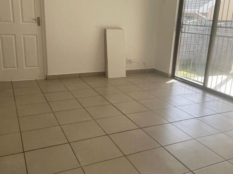 Neat two-bedroom townhouse in Dayna Crescent, Gonubie  - Photo 5