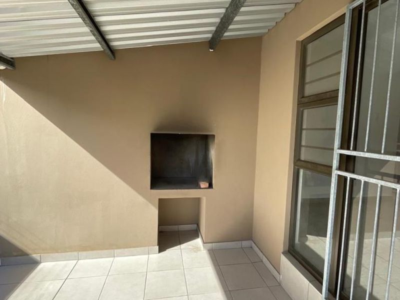 Neat two-bedroom townhouse in Dayna Crescent, Gonubie  - Photo 10